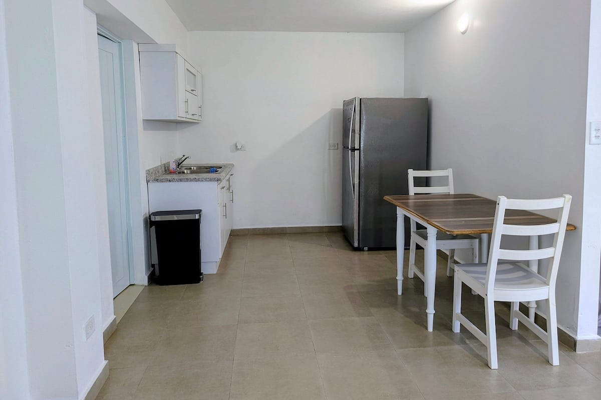 开间 (01) | 私人简易厨房 | 冰箱、微波炉、茶具/咖啡用具、清洁用品