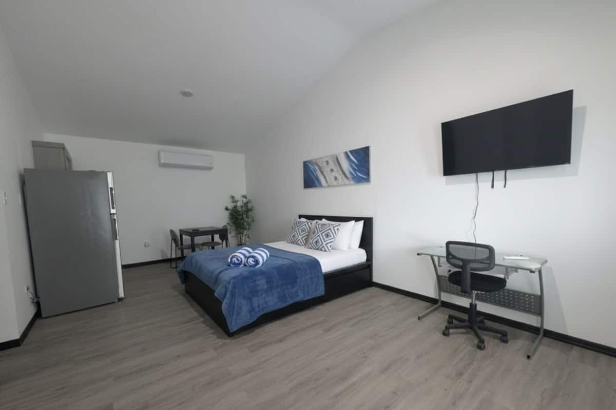 Studio Eksklusif | Ruang kerja ramah laptop, setrika/meja setrika, dan Wi-Fi gratis