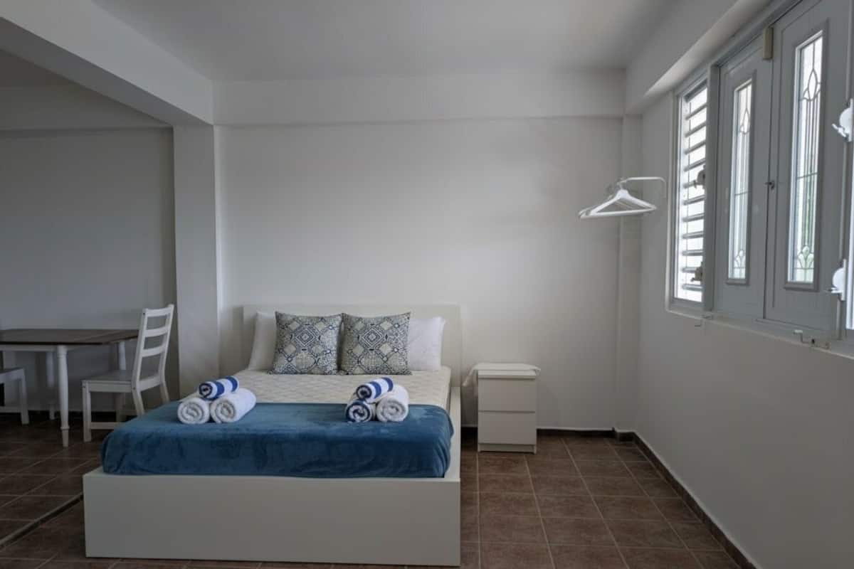 Studio Standar | Ruang kerja ramah laptop, setrika/meja setrika, dan Wi-Fi gratis