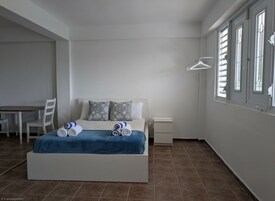 Espacio para trabajar con laptop y tabla de planchar con plancha 