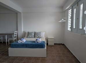 Studio Standar | Ruang kerja ramah laptop, setrika/meja setrika, dan Wi-Fi gratis