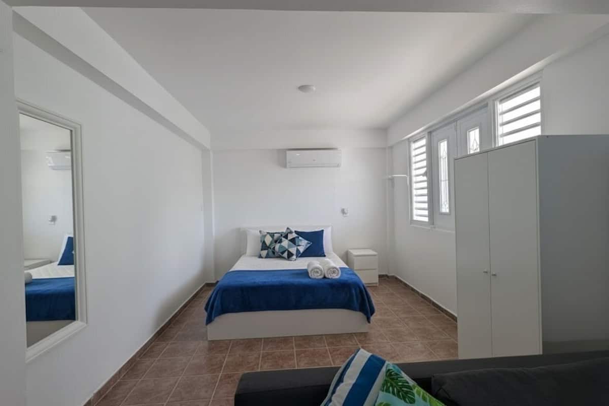 Ruang kerja ramah laptop, setrika/meja setrika, dan Wi-Fi gratis