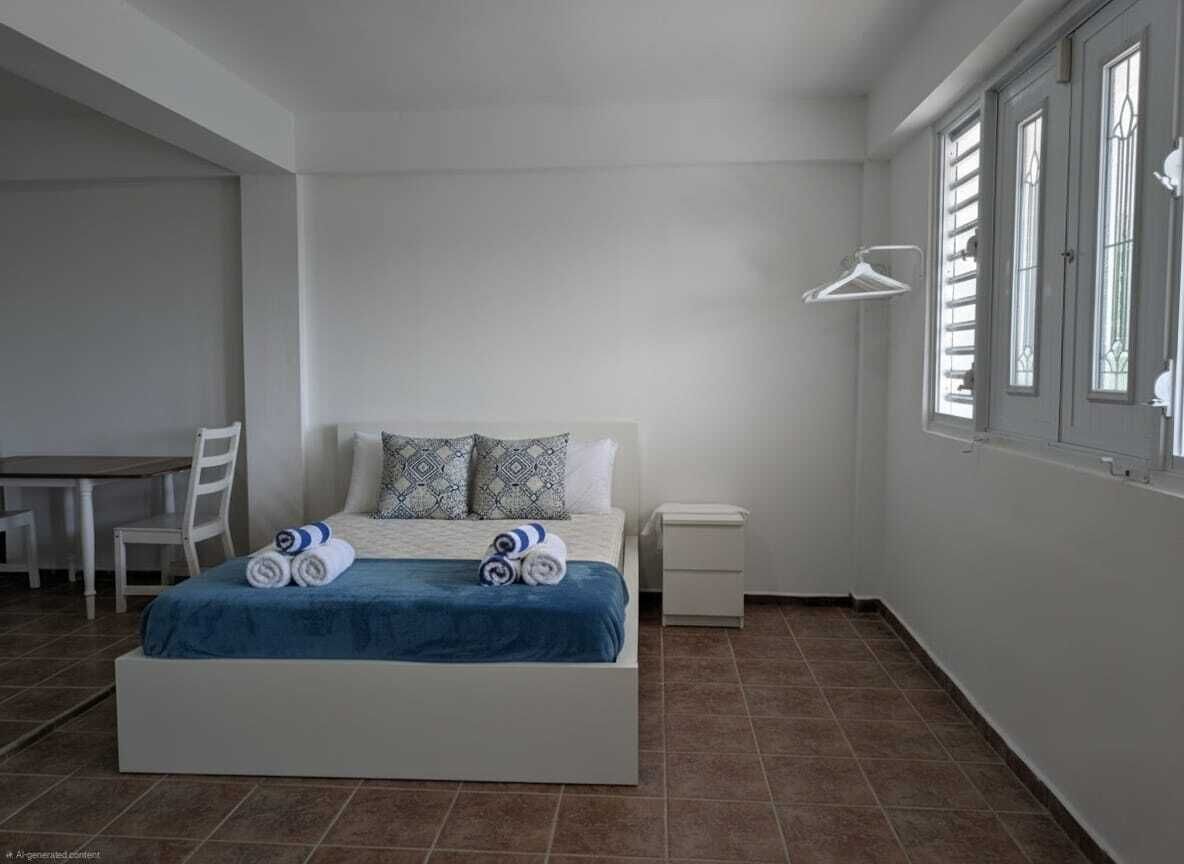 Estudio básico | Espacio para trabajar con un portátil y tabla de planchar con plancha