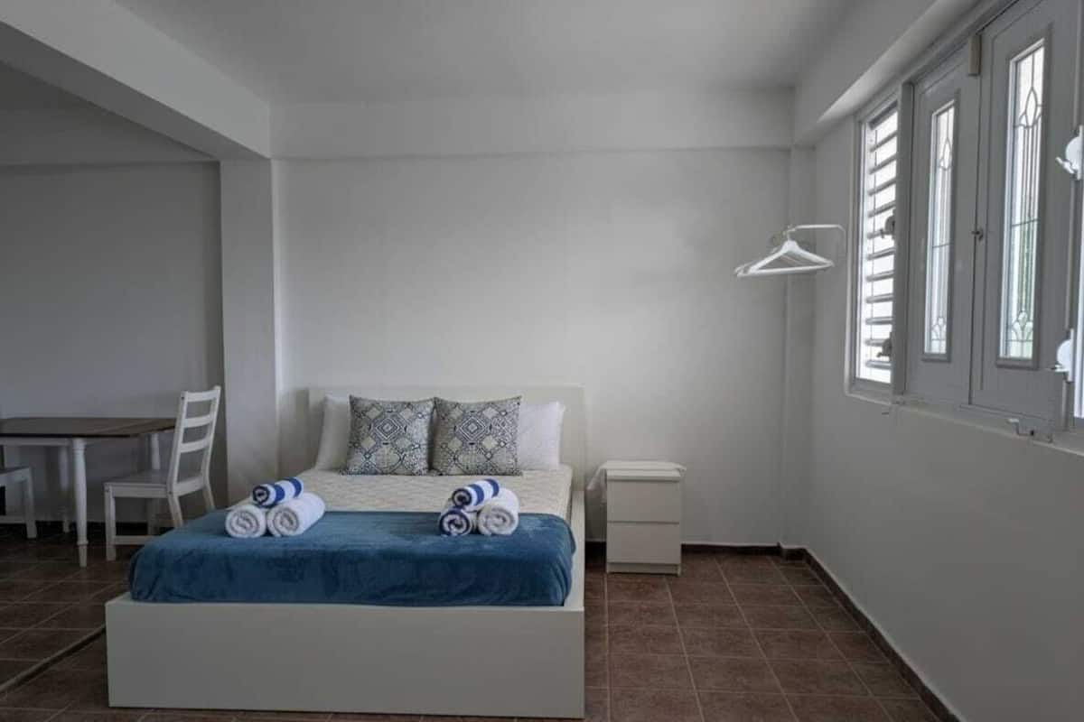 Estudio básico | Espacio para trabajar con un portátil y tabla de planchar con plancha