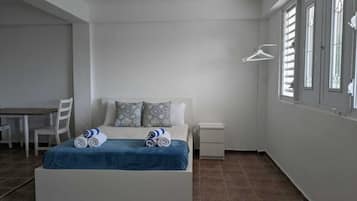 Estudio básico | Espacio para trabajar con un portátil y tabla de planchar con plancha