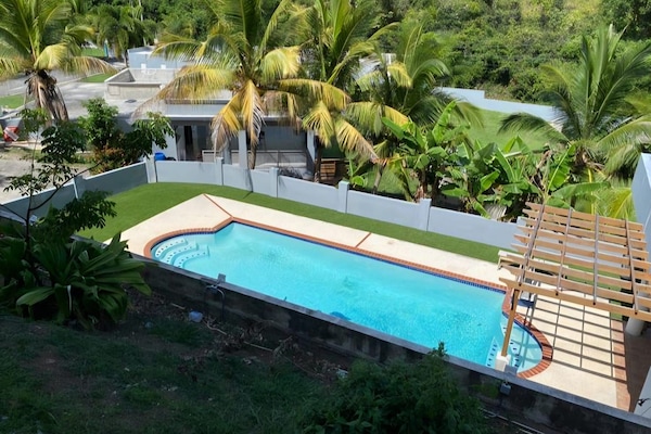 Una piscina al aire libre