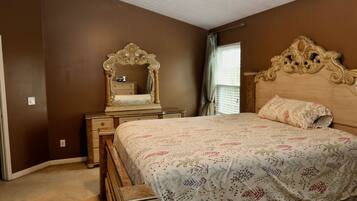 6 bedrooms, desk, iron/ironing board, free WiFi