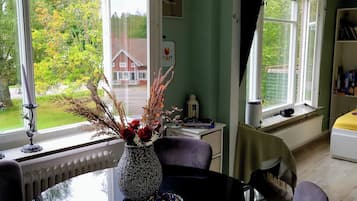 Apartment, 2 Bedrooms, Garden View | Dining room