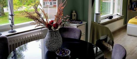 Apartment, 2 Bedrooms, Garden View | Dining room