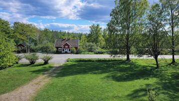 Apartment, 2 Bedrooms, Garden View | Property grounds