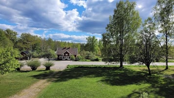 Apartment, 2 Bedrooms, Garden View | Property grounds