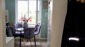 Apartment, 2 Bedrooms, Garden View | Dining room