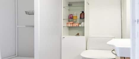 Apartment, 2 Bedrooms, Garden View | Bathroom