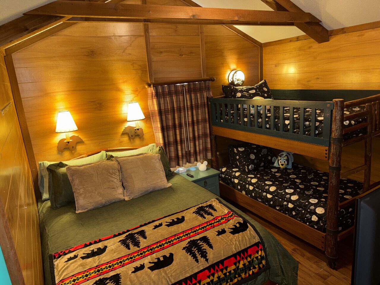 Skrivebord, wi-fi og sengetøy