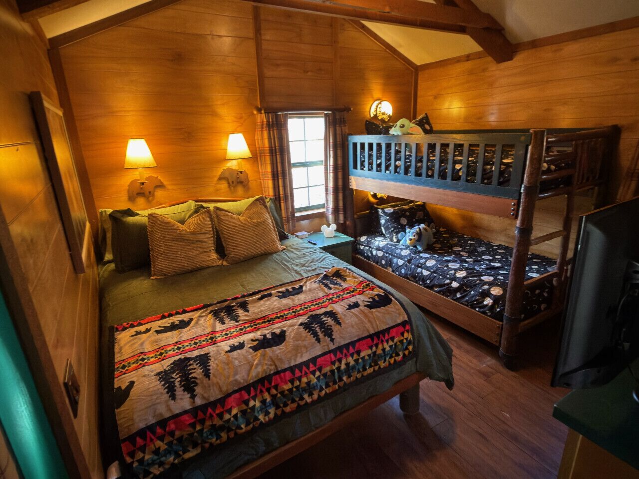 Escritorio, wifi y ropa de cama 