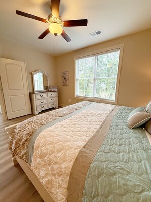3 bedrooms, iron/ironing board, free WiFi, bed sheets - Coastal Comfort condo, 2E, 3 BR, 2 Bath, Pool (Murrells Inlet)