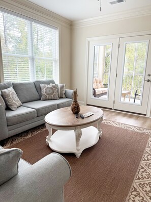 Smart TV - Coastal Comfort condo, 2E, 3 BR, 2 Bath, Pool (Murrells Inlet)