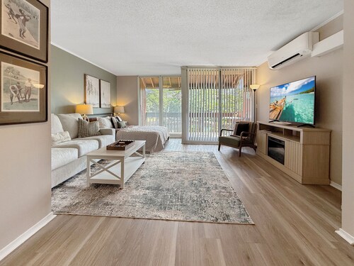 Golf & Relax! Lake Views! Next door to Diamondhead Country Club! Studio Condo.