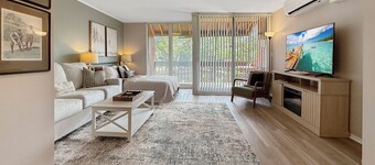 Golf & Relax! Lake Views! Next door to Diamondhead Country Club! Studio Condo.