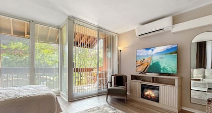 Golf & Relax! Lake Views! Next door to Diamondhead Country Club! Studio Condo.