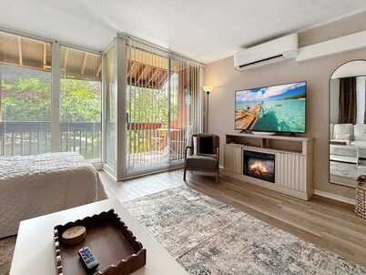 Golf & Relax! Lake Views! Next door to Diamondhead Country Club! Studio Condo.