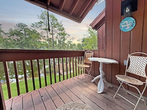 Outdoor dining - Golf & Relax! Lake Views! Next door to Diamondhead Country Club! Studio Condo. (Diamondhead)