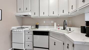 Micro-ondes, four, plaque de cuisson, lave-vaisselle