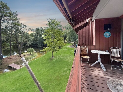 Golf & Relax! Lake Views! Next door to Diamondhead Country Club! Studio Condo.