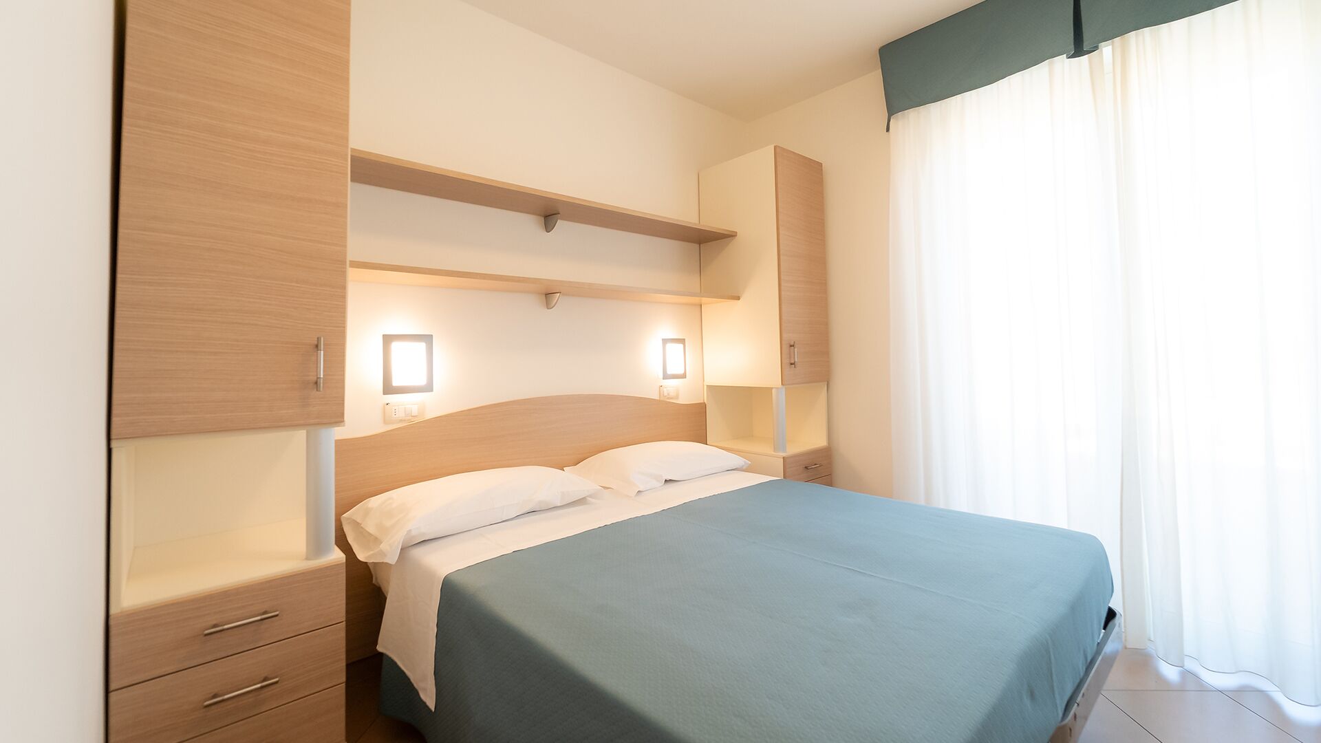 In-room safe, soundproofing, iron/ironing board, free WiFi