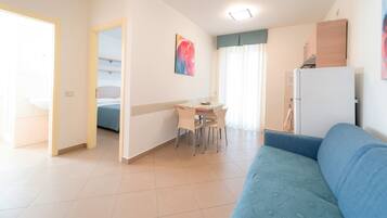 Appartement, 1 tweepersoonsbed met slaapbank, balkon | Een kluis op de kamer, geluiddichte muren, een strijkplank/strijkijzer