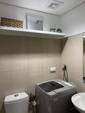 Sèche-cheveux, serviettes fournies, papier toilette