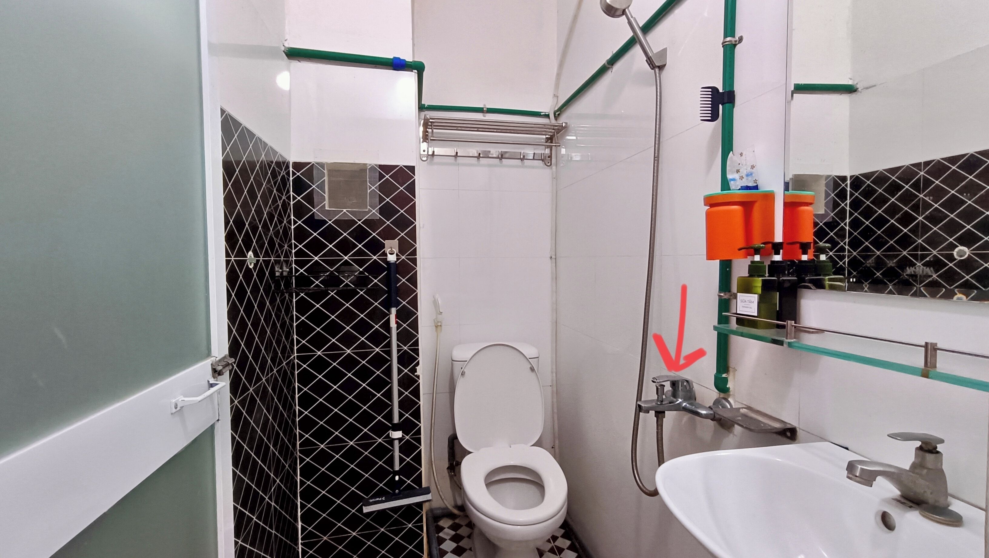 Ein Badezimmer mit Toilette, Waschbecken und Dusche.