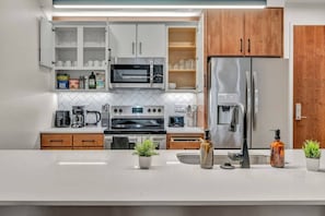 Private kitchen - Modern Little Italy Retreat w/ Balcony & Parking (Cleveland)