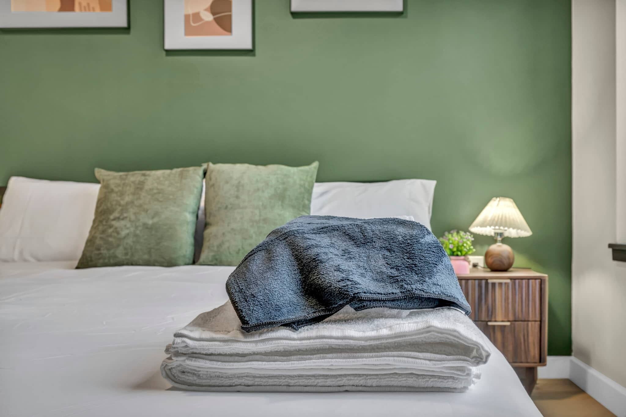 Desk, iron/ironing board, WiFi