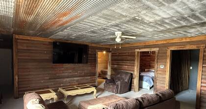 Spacious 3 bedroom rustic lodge by Pomme de Terre Lake