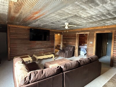 Spacious 3 bedroom rustic lodge by Pomme de Terre Lake