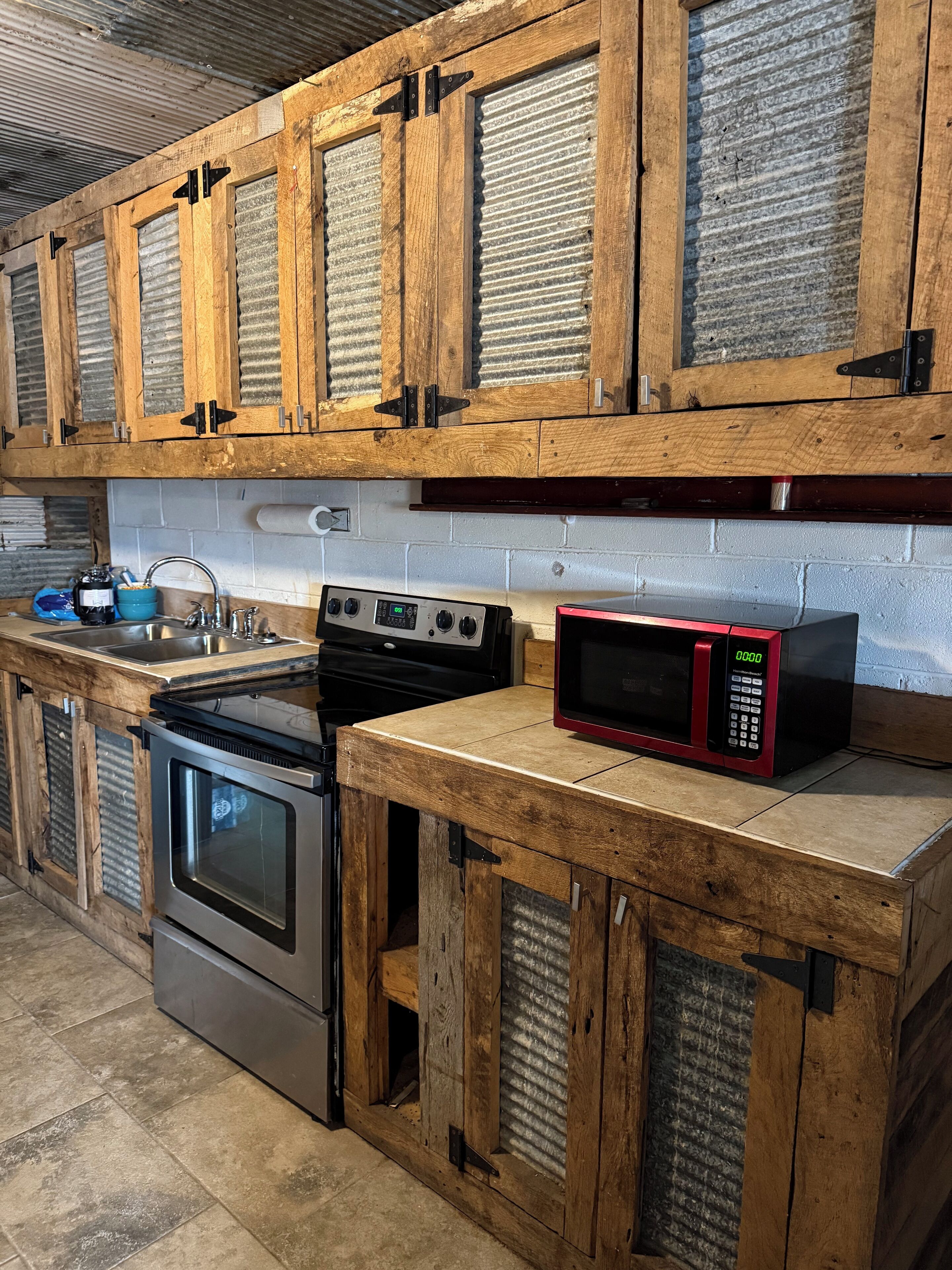 Een koelkast, een oven, een kookplaat, een koffiezetapparaat/waterkoker