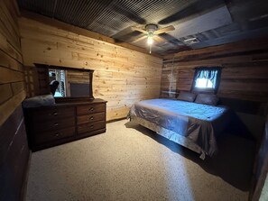 Free WiFi, bed sheets - Spacious 3 bedroom rustic lodge by Pomme de Terre Lake (Flemington)