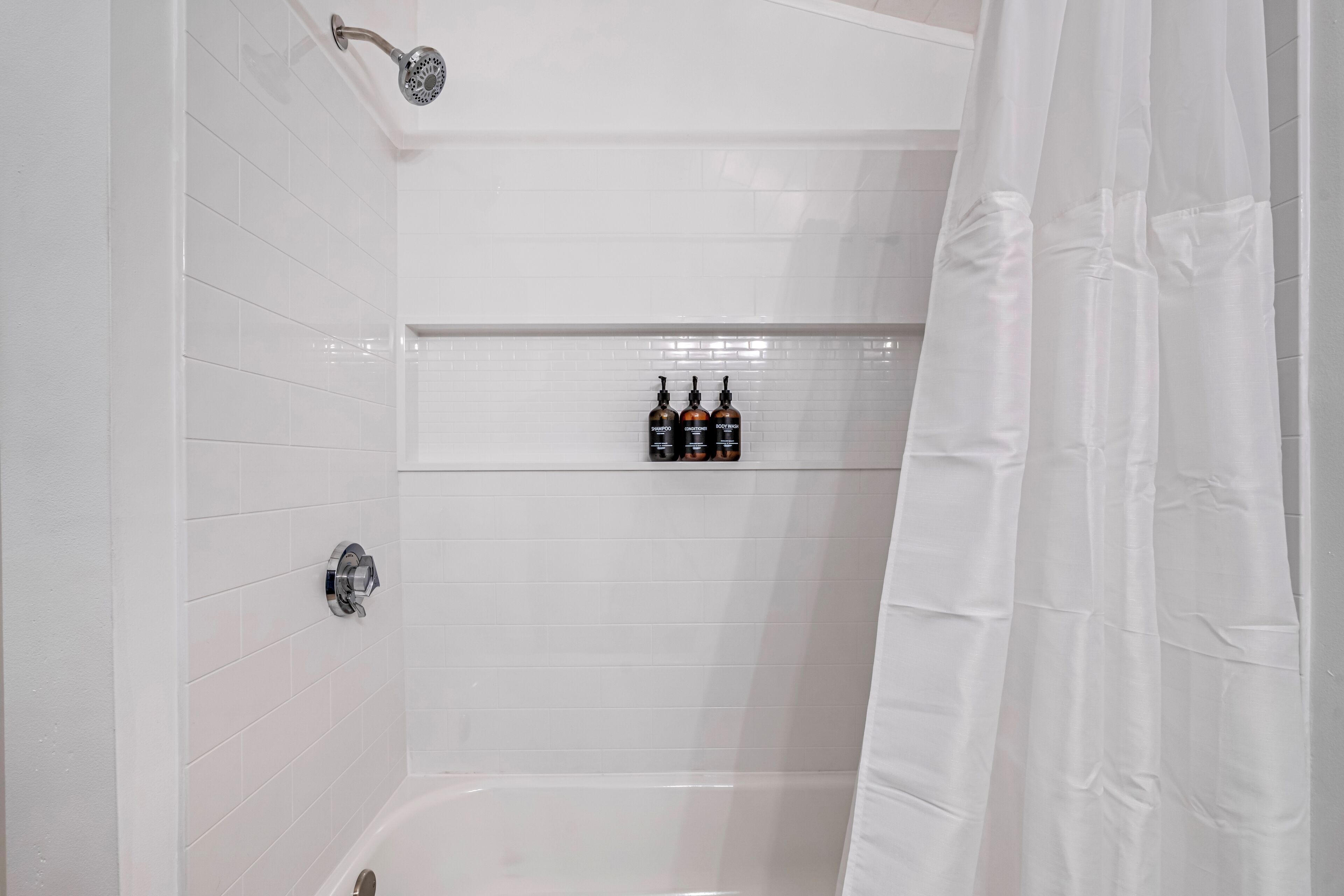 Douche, sèche-cheveux, serviettes fournies, savon