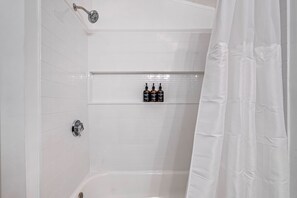Douche, sèche-cheveux, serviettes fournies, savon