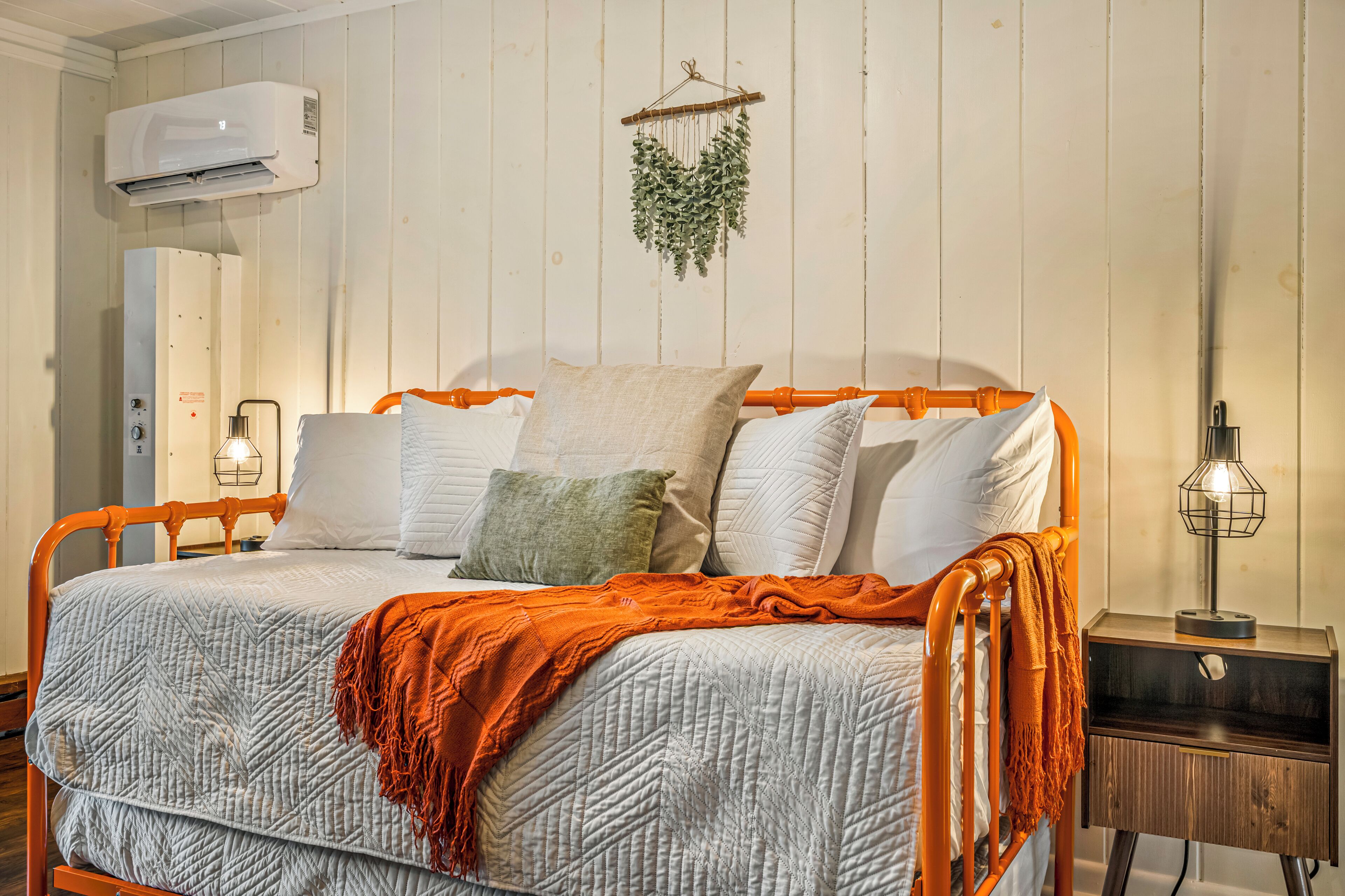 5 habitaciones, tabla de planchar con plancha y cuna de viaje 