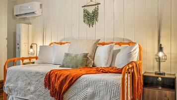 5 habitaciones, tabla de planchar con plancha y cuna de viaje