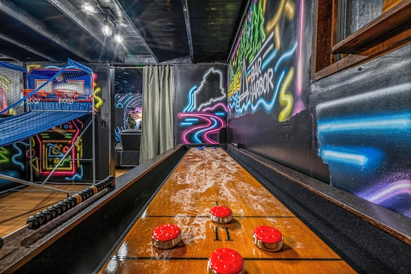 Game room - Acadia Home with Hot Tub and Game Room (Mount Desert)