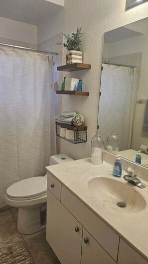 Jetted bath, towels - Serenity Palms a quiet oasis in North Port. Fully furnished 2/2/2 Pool home. (North Port)