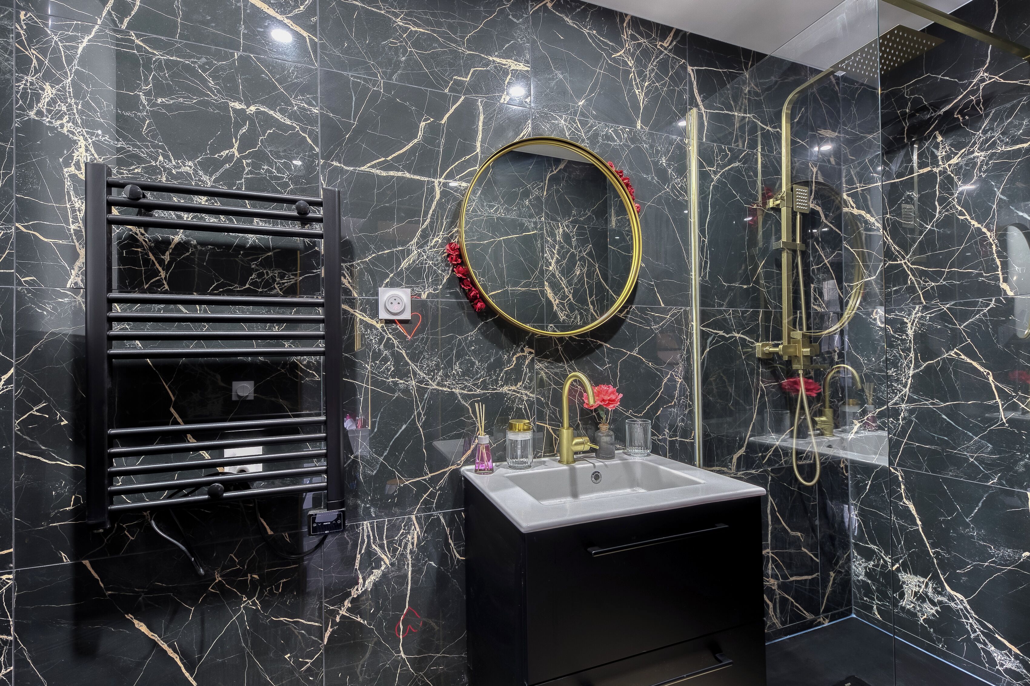 ジェットバス、タオル、トイレットペーパー