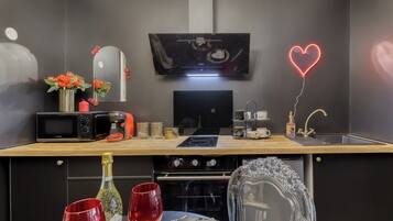 Micro-ondes, four, plaque de cuisson