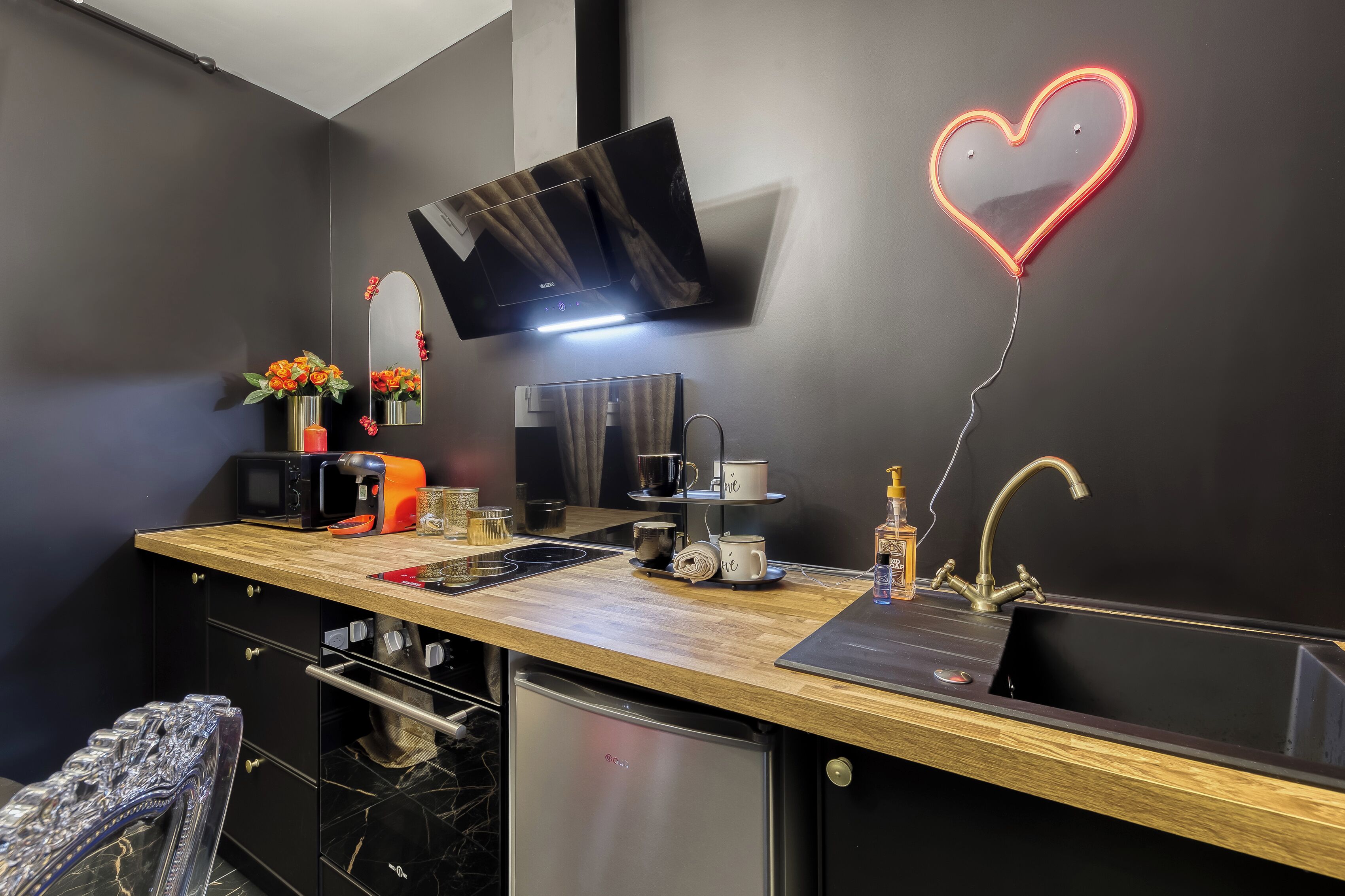 Een microgolfoven, een oven, een kookplaat