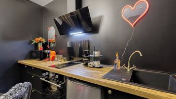 Een microgolfoven, een oven, een kookplaat