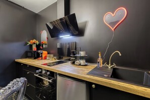 Een microgolfoven, een oven, een kookplaat