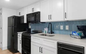 ثلاجة، ميكروويف، موقد طهي مسطح، ماكينة لصنع القهوة/الشاي